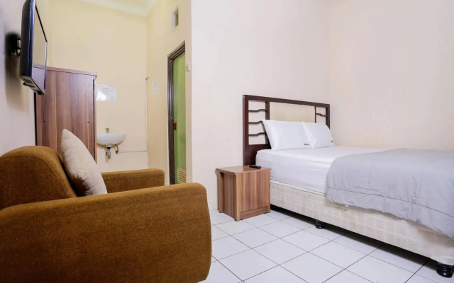 RedDoorz near Metro Indah Mall