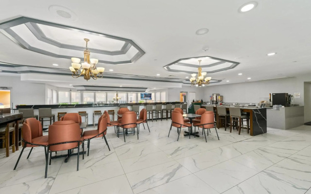 Chicago Club Inn & Suites