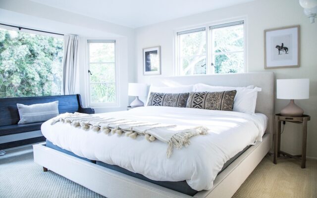 Frida by AvantStay | Sleeps 16! Prvt Estate w/ Tennis Ct & Mins to Beach!
