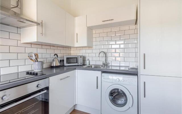 Modern 2 Bedroom Apartment with Free Parking!