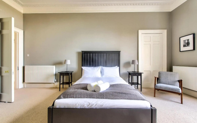 Bright and Spacious 4-bedroom Apart in Stockbridge