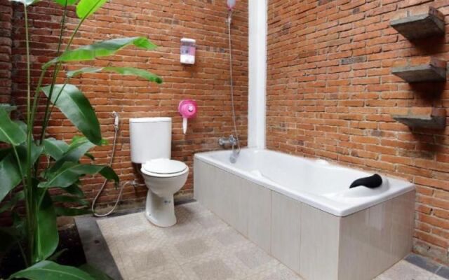 Omah Teras Bata Guesthouse By Zuzu