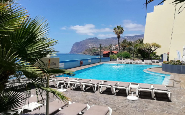 By the Beach & Pool Apartment