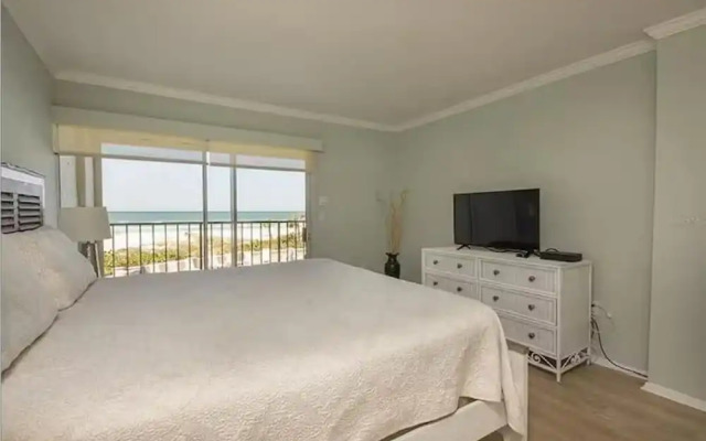 Siesta Beach Retreat Poolside 2BR Condo
