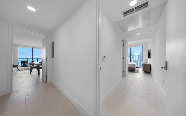 Upscale 3-BD Condo in DTW Miami