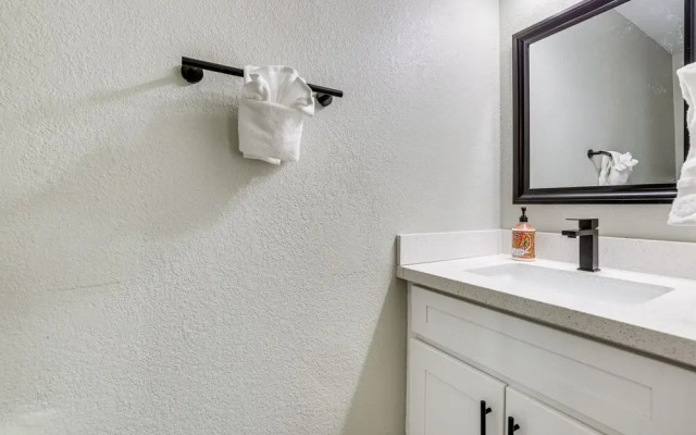 Bright Tempe Home w/ Fenced Backyard!