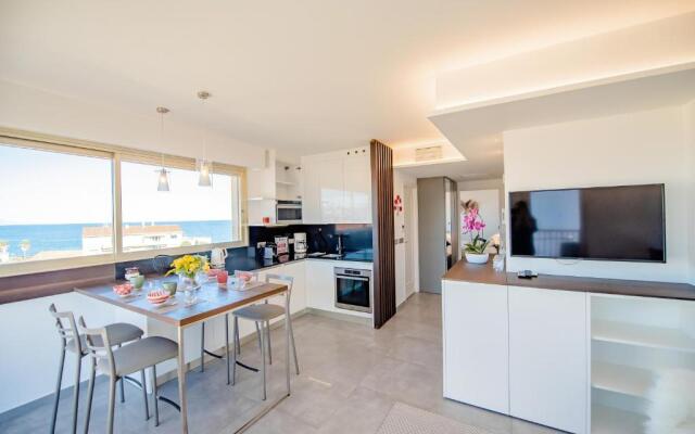 High Standing with Incredible Old Antibes and Sea views