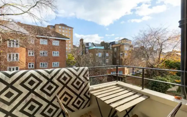Cosy 4BD Flat W/private Balcony - Nine Elms!