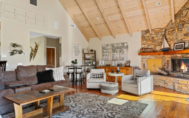Bearfoot Lodge Near Hiking & Skiing!