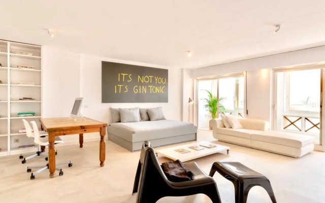 Swimming pool apartment with private parking