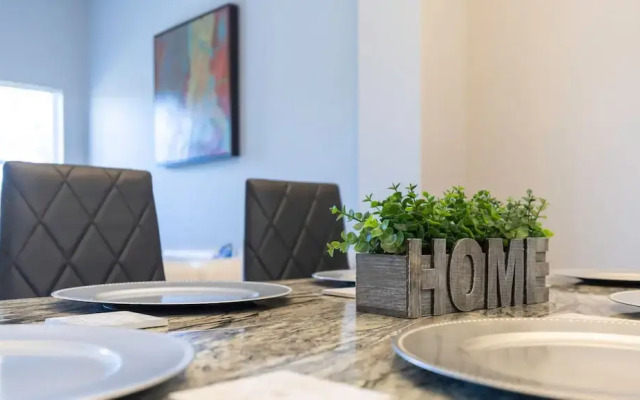 Beautiful Townhome Near Theme Parks
