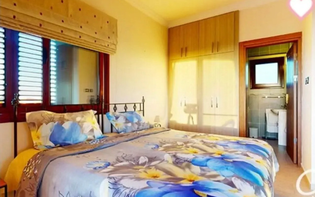 Marina Magic Sunset Villa-pool-parking-3br