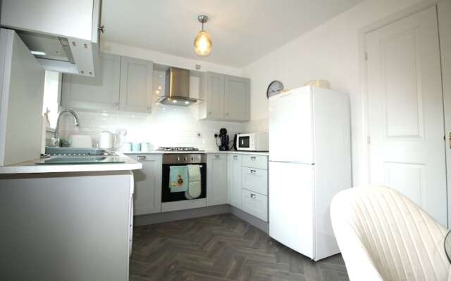 2 Bed House - Large Garden - Fully Refurbished