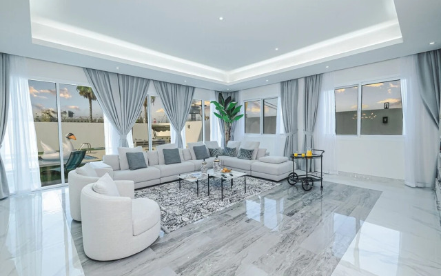LUX White Modern Villa