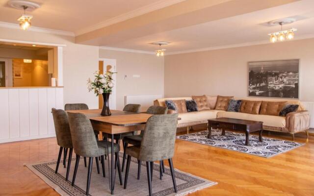 Spacious Flat With Sea View In Zmir Karsiyaka