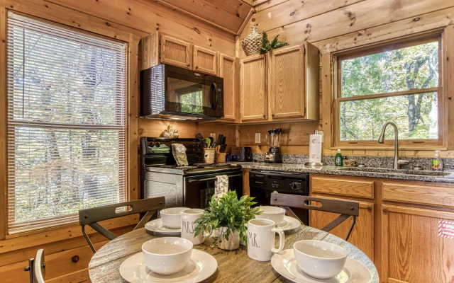 Dog Friendly Quiet Chalet Hot Tub Fireplace