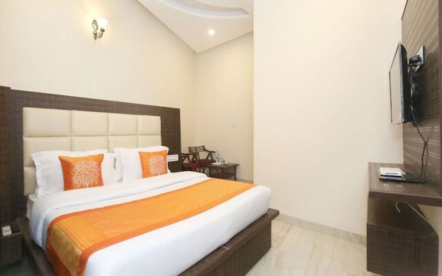 OYO 10330 Hotel Golden Brooks