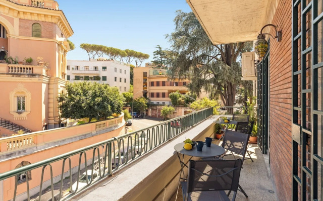 Bright And Spacious Family Apartment In Parioli