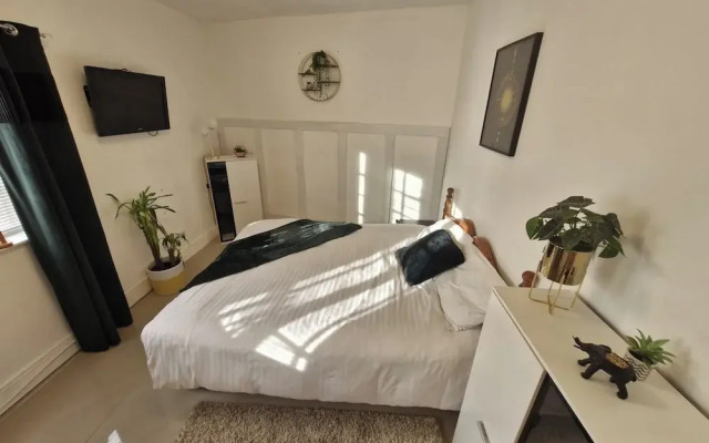 Beachside Retreat - Pets Ok - Free Parking