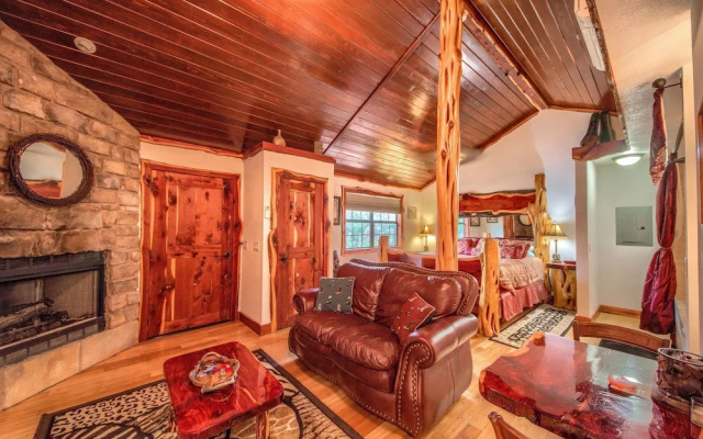 Cedar Bliss Studio Bedroom Cabin by Redawning