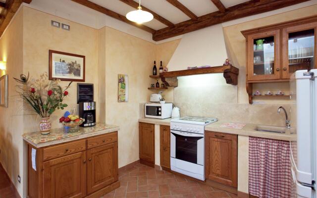 Spacious Cottage in Lucignano with Garden