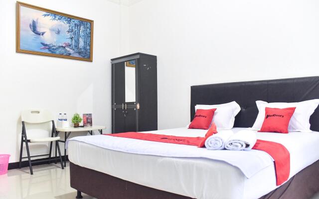 RedDoorz near Sultan Hasanuddin Airport 2