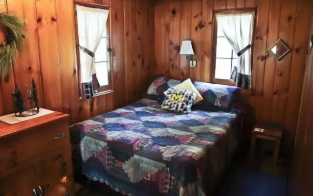 #2 - M Den 2 Bedroom Cabin by RedAwning
