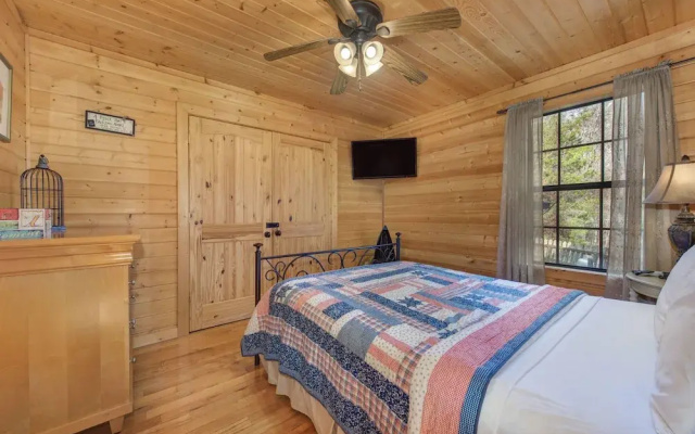 Woodland Wonder w/ Hot Tub and Pool Table!