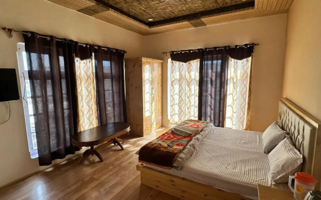 Kandalha Guest House