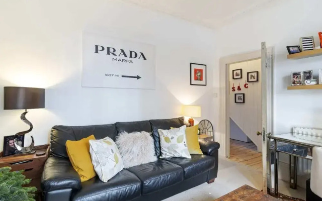 Contemporary 1 Bedroom Apartment in Hammersmith, London