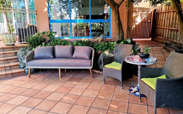 Stylish Comfortable Central Artists Home