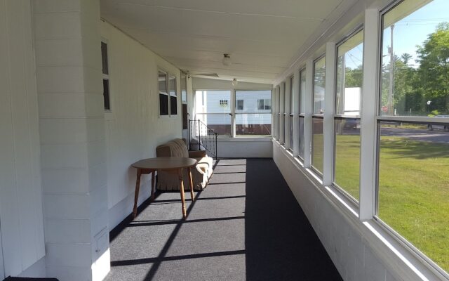 Riverbank Motel and Cabins