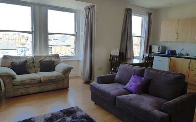 Light, Spacious 2 bed 2 Bath Flat. Sleeps 2-8