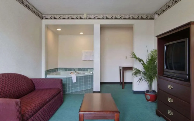 Days Inn Roanoke Civic Center