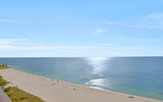 Charming Beachfront Condo With Pool, spa and Views