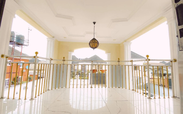 Royal Court Lounge & Boutique Hotel