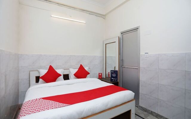 OYO 11762 Trimurti Guest House