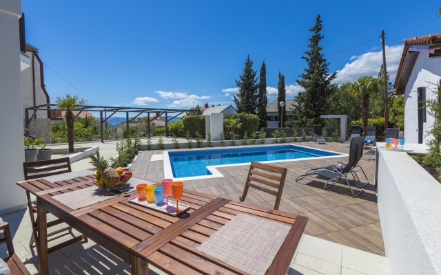 Spacious Apartment in Dramalj With Pool