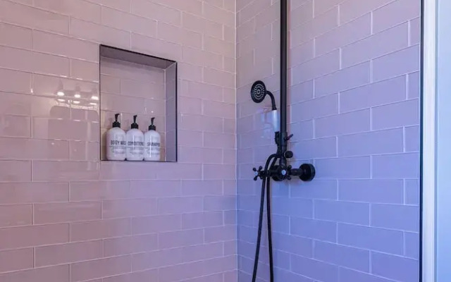Remodeled 1920s Bungalow & Retro Casita