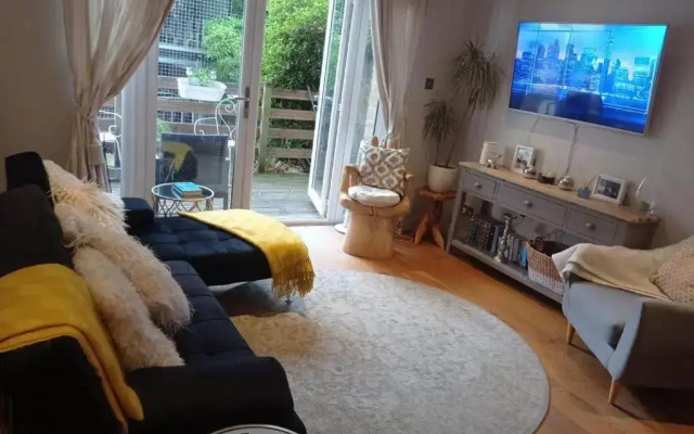 Three Bedroom Apartment by Beautiful Park