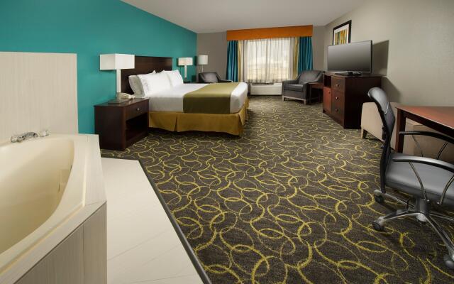Holiday Inn Express & Suites DFW - Grapevine by IHG