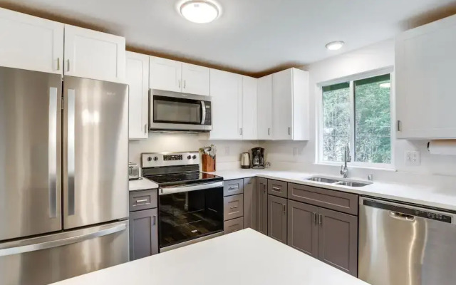 Beautiful Kenmore Retreat Near Marina & Beach!