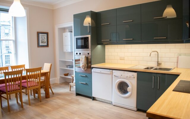Traditional 3 Bedroom Apartment in Central Edinburgh