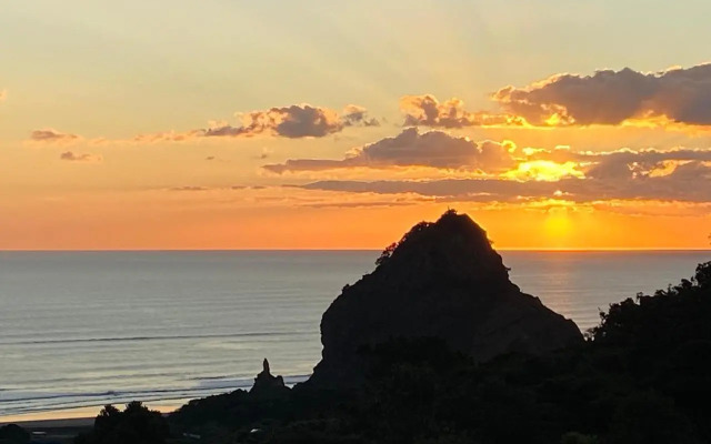Seaview, Sun and Surf - Piha Holiday Home