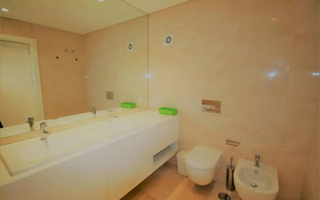 Modern Apartment in Luxurious Condominium