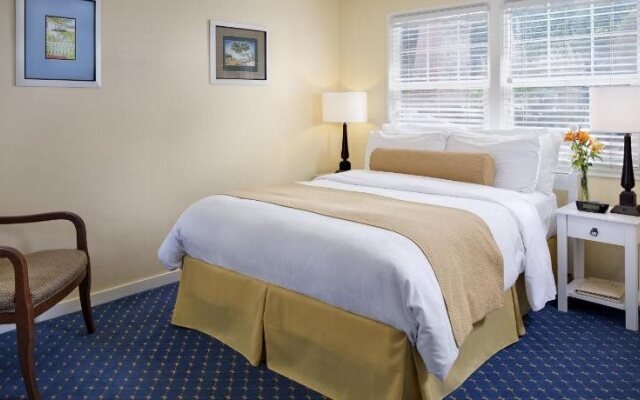 Colonial Terrace Inn by the Sea