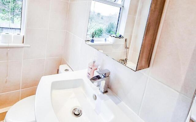 3-bed House in London Garden & Free Parking