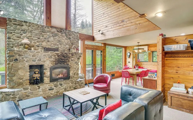 Riverfront Skykomish Cabin w/ Private Hot Tub!