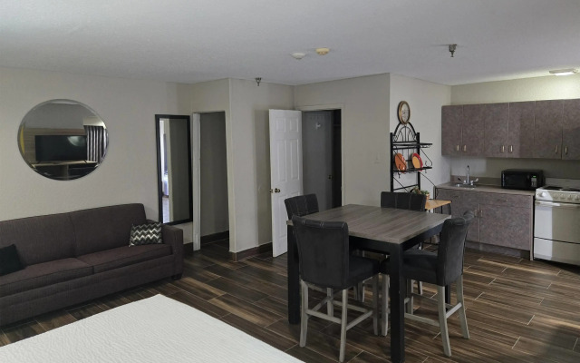 Days Inn & Suites by Wyndham Tampa/Raymond James Stadium