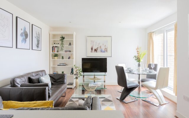 Sophisticated 2 Bed Flat with Balcony in Acton